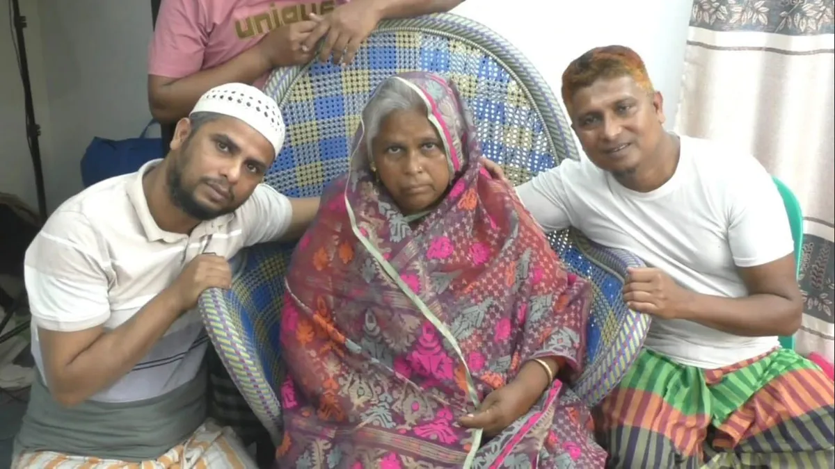 জীবনভর বুনেছেন শাড়ি, ৬০ বছরে প্রথমবার পরলেন ছেলের উপহার দেওয়া জামদানি